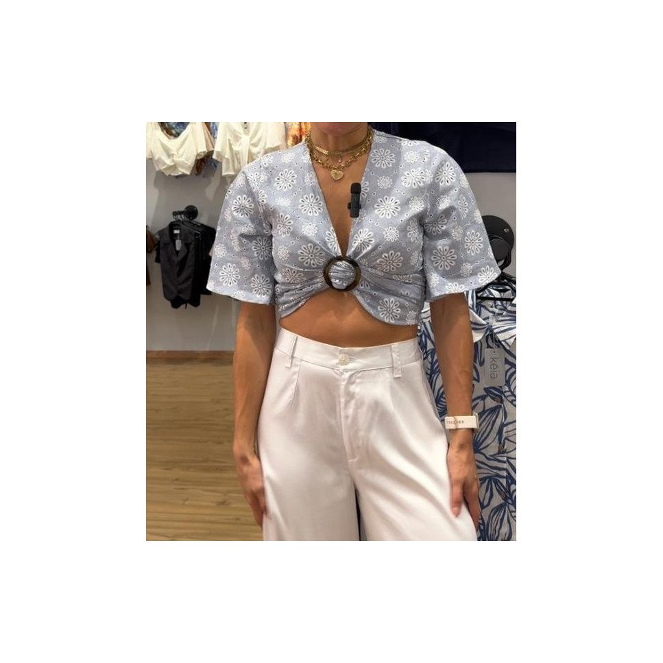BLUSA NUDO OJALILLO CELESTE