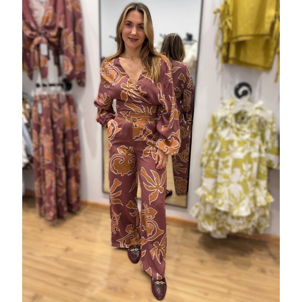 BLUSA CRUZADA DISEÑO VINO-CAFE