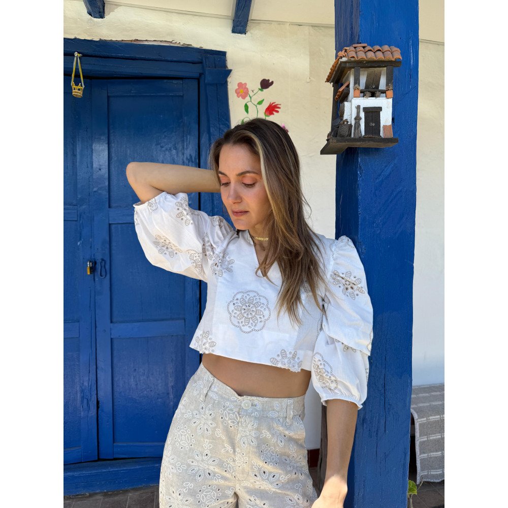 BLUSA CORTA OJALILLO CAMEL