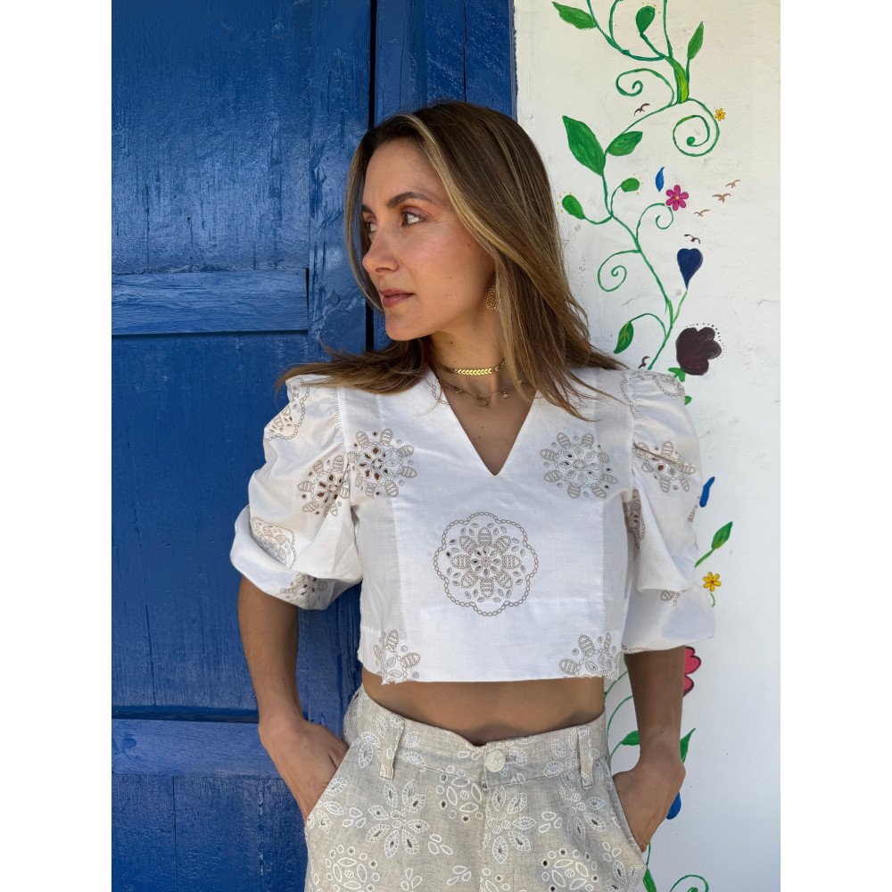 BLUSA CORTA OJALILLO CAMEL