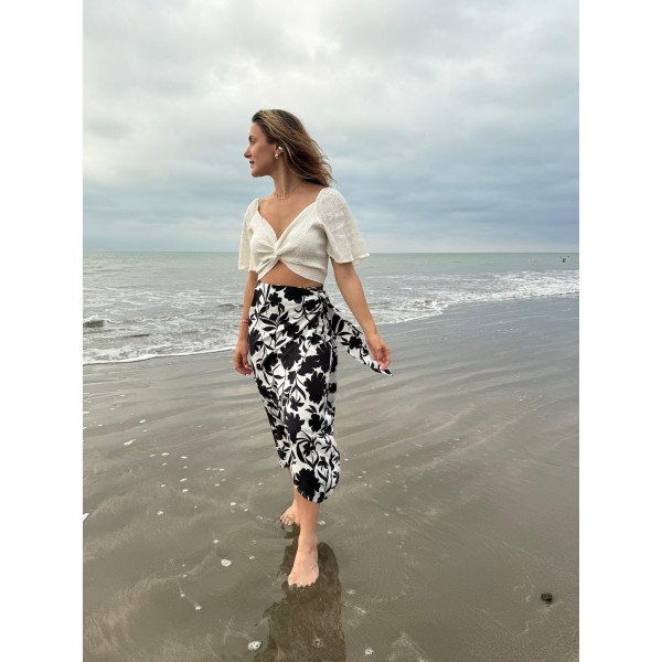 FALDA DISEÑO FLORES NEGRAS